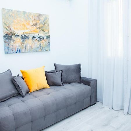 Sunny And Minimal Apt In Glyfada With 3 Bdrm Athene Buitenkant foto